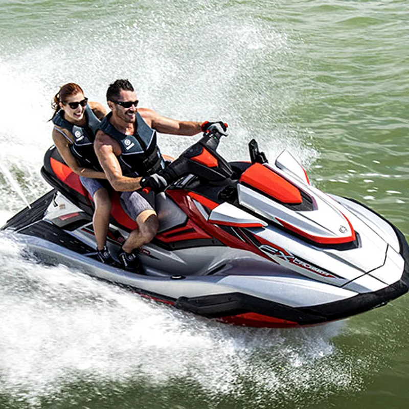 Yamaha VX en sortie de port, lumière sobre