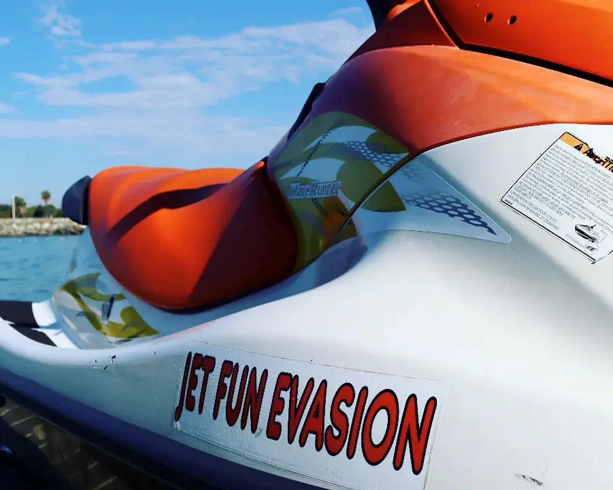 Jet ski Sea-Doo de la flotte Marine Jet Ski sur le ponton de Saint-Aygulf