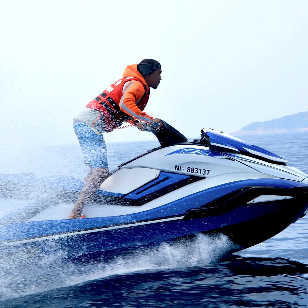 Jet ski lancé sur la baie