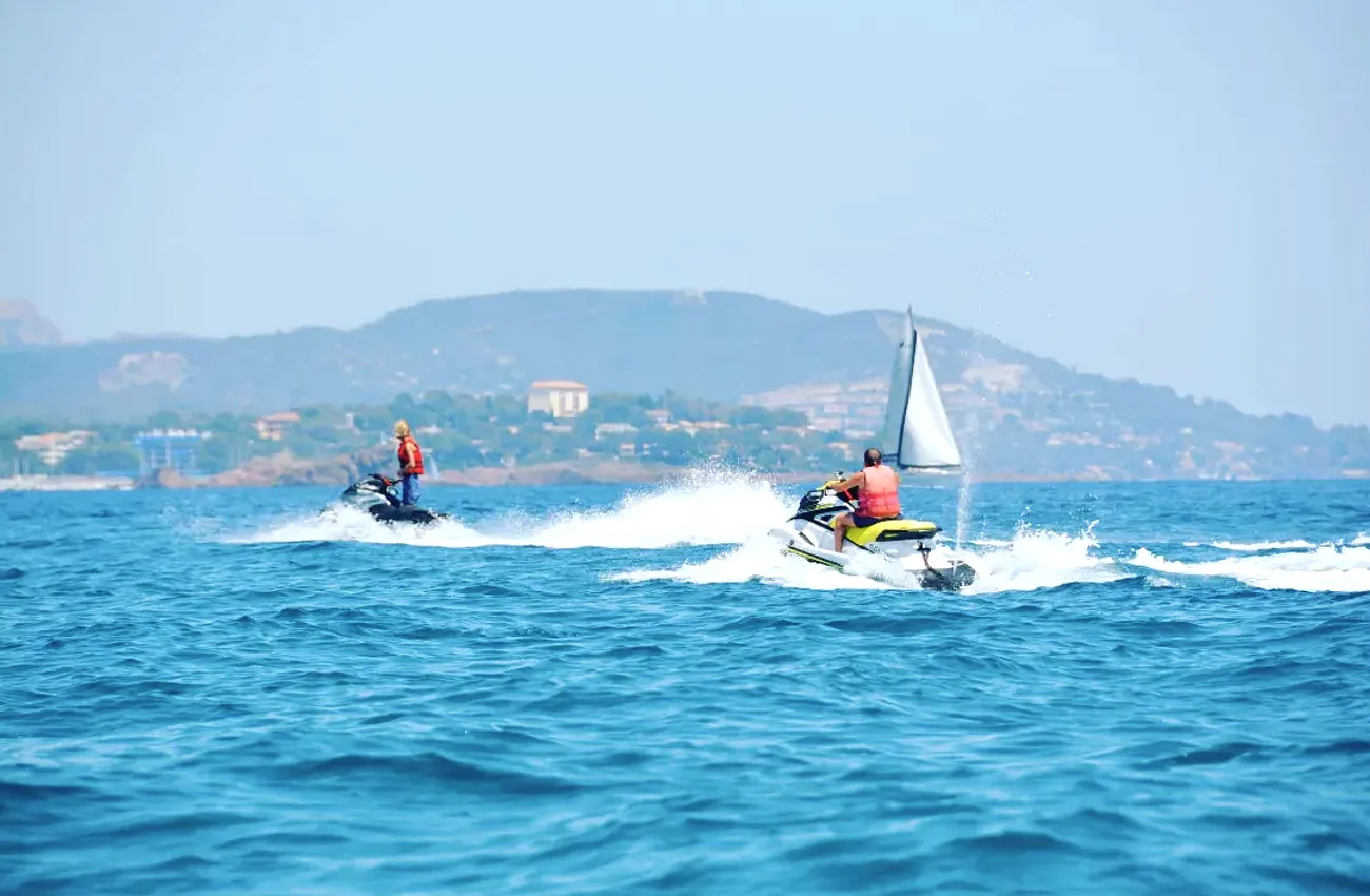 Jet ski et voilier sur la baie