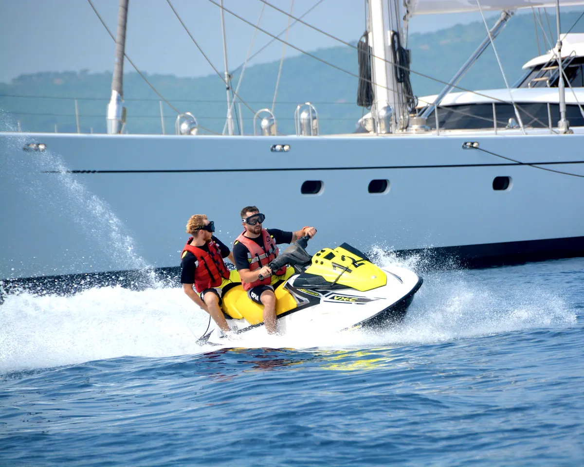 Jet ski devant un yacht en escale, Côte d'Azur